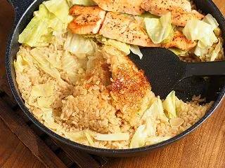 メシ通！「鮭とキャベツのフライパン炊き込…
