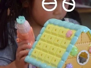 富山のペコちゃんに誕生日プレゼントを渡し…