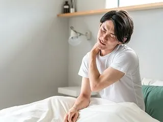 手のしびれは頚椎症?診療科と受診前の確認…