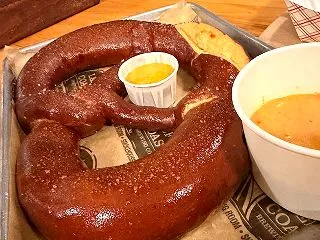 大きなプレッツェルを見るとテンションが上…