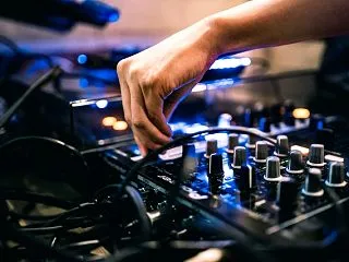 実体験を元にした情熱女子ドラムンベース曲…