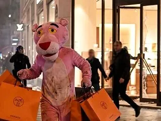 パリの抗議デモで、高級ブランド店 被害。…