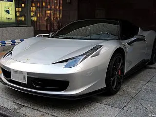 伊勢丹前のフェラーリ 458 イタリア