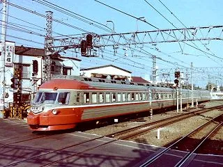 小田急の遮断桿にぶら下がる注意表記から見…