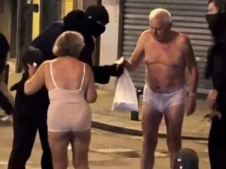 【フランス暴動】下着姿の高齢男女の画像が…