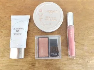 メイク用品はミニマム。４つだけ。