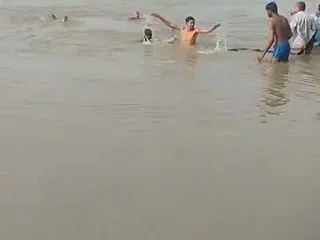 男女がガンジス川で溺死