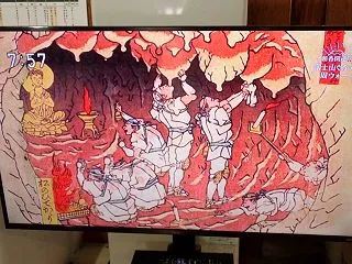ヘルメットをかぶり、膝と肘を泥だらけにし…
