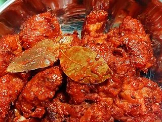昨日漬け込んだインドチキンを揚げたんやが…