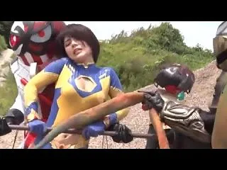 戦隊ヒロインのコスがパツパツでピタピタで…