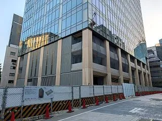 工事用パネルが撤去され外観がほぼ完成、ハ…