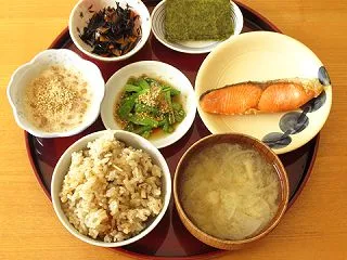 銀鮭、小松菜のお浸し、ひじき、酢納豆、焼…