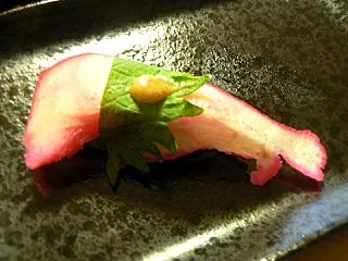 綾吉の寿司作り｜くじらベーコンの握り2種