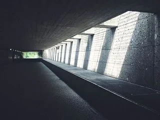 あのトンネルで、影が足りなかった