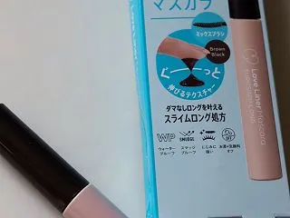 するする伸びるマスカラ液でながい睫毛に.…