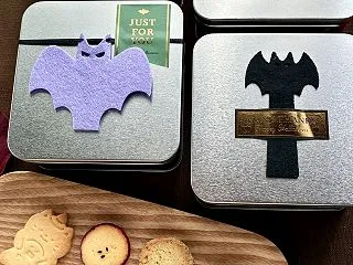 100円グッズでハロウィンクッキー缶のラ…