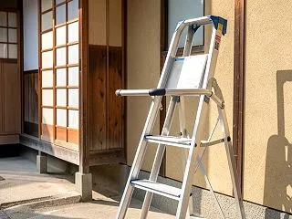 脚立の上 近所の屋根 雨どいの落ち葉