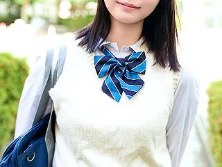 パンチラしそうなミニスカ制服女子の瀬戸か…