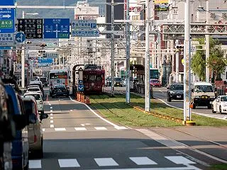 【高知県スポット】路面電車と車で並走しな…