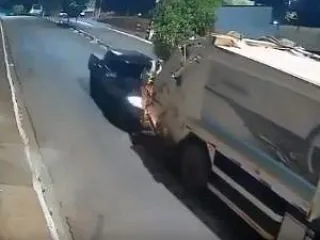 【動画】猛スピードの車がゴミ収集車に突っ…