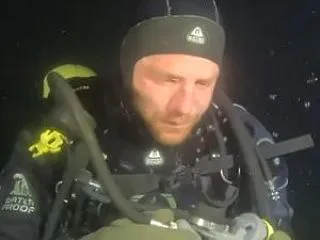 【動画】水深が深い場所で水中マスクを交換…