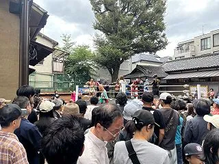 【東長崎】神社にリング出現!?「コンコン…