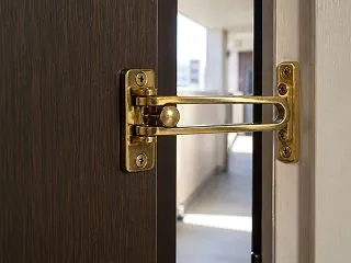 玄関ドアチェーンの強行突破への対処手順｜…
