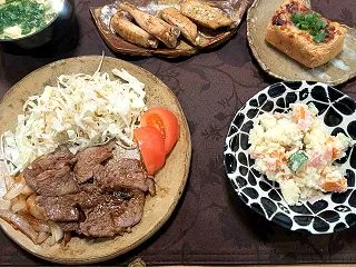 牛焼肉と栃尾揚げの味噌チーズ焼きの晩ご飯…