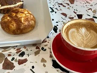 コーヒーとパンのセットで９ドル９０セント