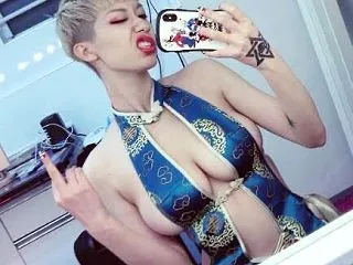 【画像】まんさん「てめー、私の体でシコれ…