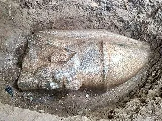 エジプトで男性が、巨大なラムセス2世の像…