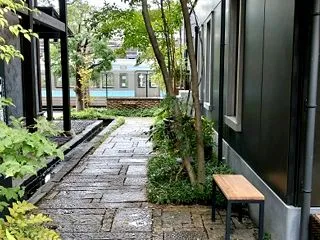 隙間から列車 輝く宝石