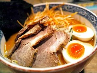 「妻は友人とランチ、私はひとりでカップ麺…
