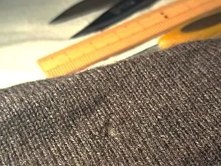茶色のセーター 肩穴の金糸継