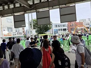 花火の日の大曲駅前の様子 かなりの賑わい…