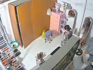 女性が電話で話した後、自殺