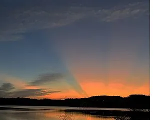 朝焼けの空へと伸びる青きすぢ水面しづかに…