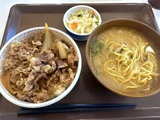 すき家の牛丼ととん汁みそらーめん