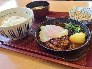 濃厚なソースと玉子が織りなす新作『目玉焼…