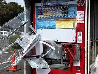 【悲報】自販機破壊、またやられる・・・・