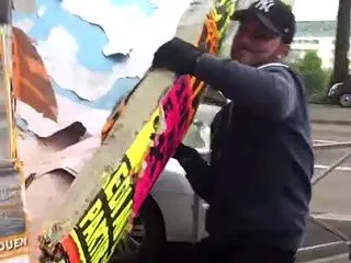 フランスの広告塔に貼り重なったポスターを…