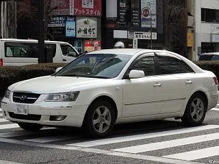 甲州街道のヒュンダイ ソナタ