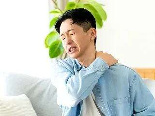 椅子に座ると姿勢が悪い人へ！原因と直し方