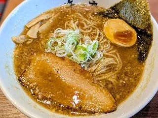 有名店に負けない人気店！春一家 三代目麺…
