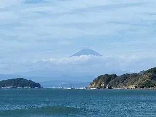 平日の海と、新聞と。