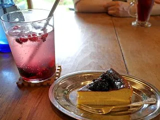 バスクのチーズケーキ 桑の実ジャム添え／…