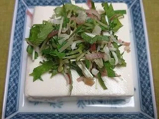 香味野菜たっぷりの冷奴、鶏皮の甘辛煮