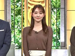 森山みなみアナ、おっぱい谷間ガッツリ見え…