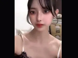 こんな超可愛いTikTok美人が下着を外…
