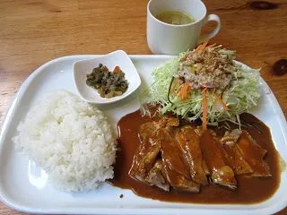 「キッチンSAWASAWA」、温かな接客…